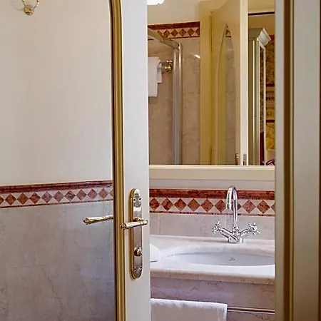 מלון Regency 4*